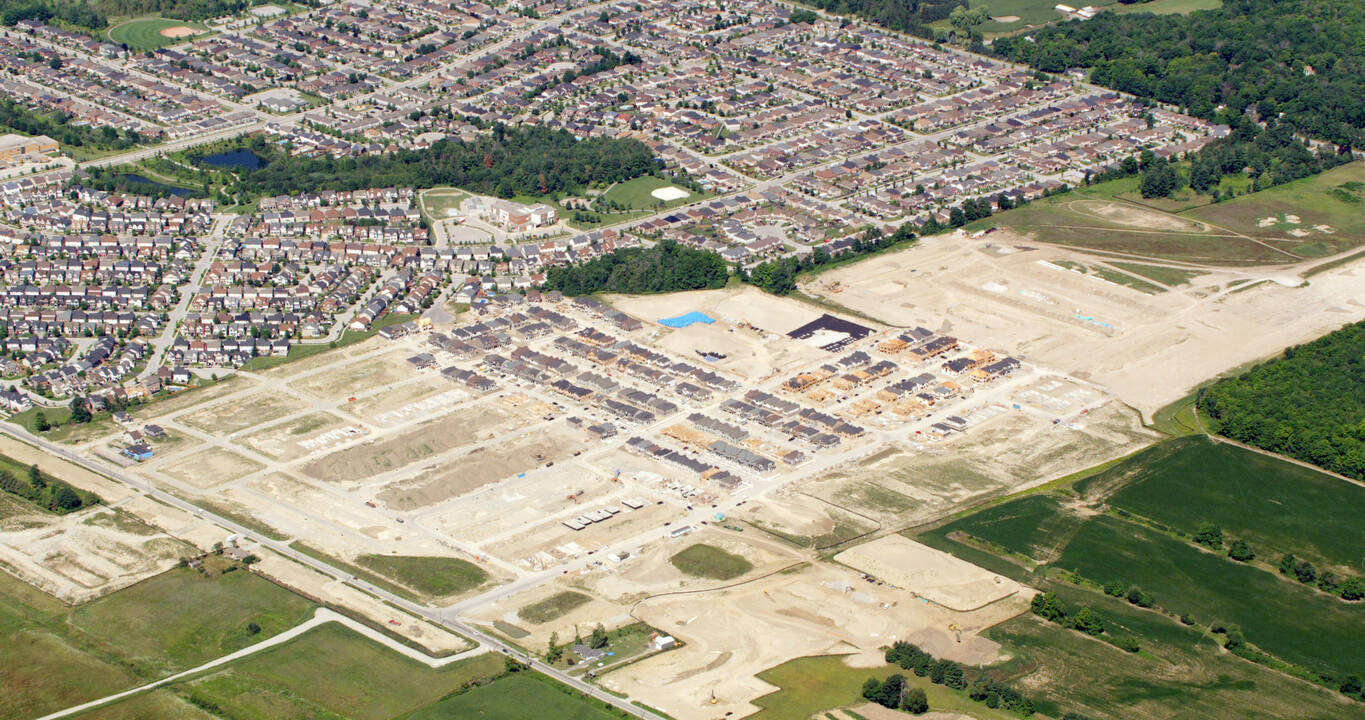 Mapleview Park in Barrie, ON - Building Photo