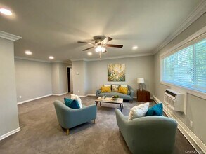 327 Brook Ave in Bay Shore, NY - Building Photo - Building Photo