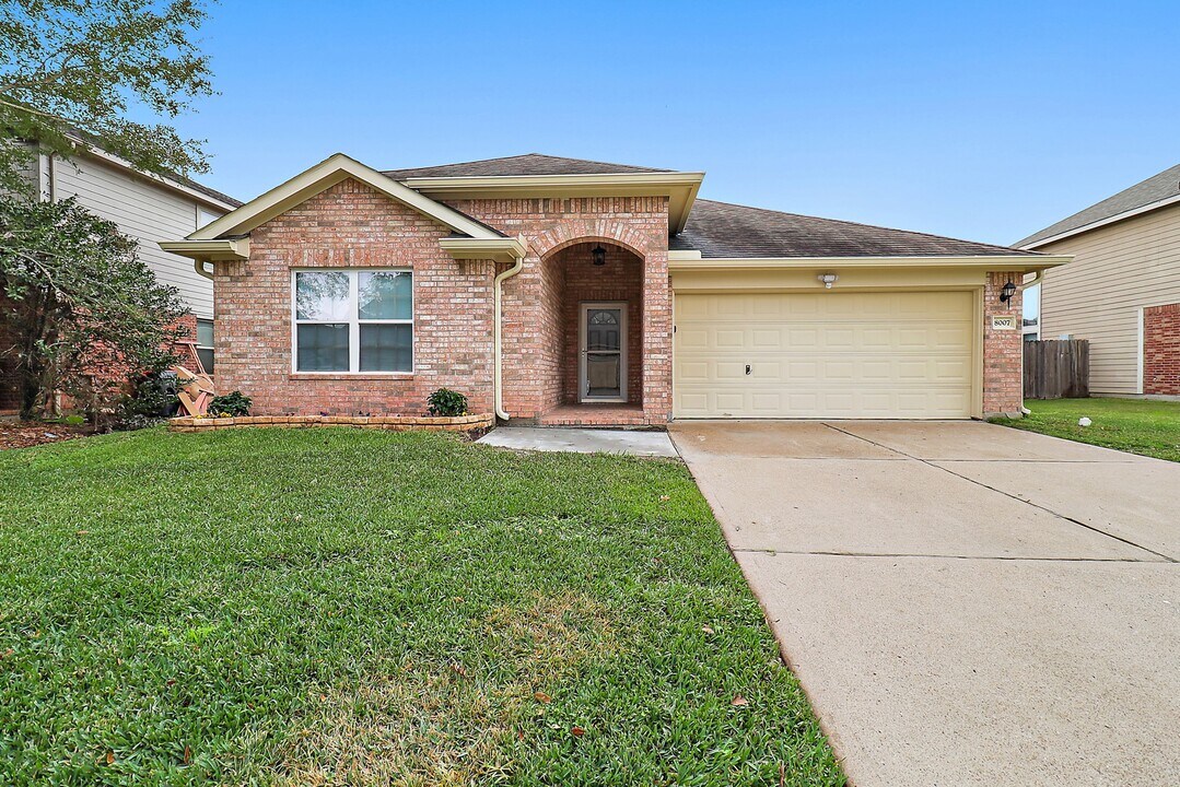 8007 Berkely Ct in Baytown, TX - Building Photo