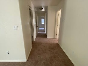 3238 Newport Ave in Visalia, CA - Building Photo - Building Photo
