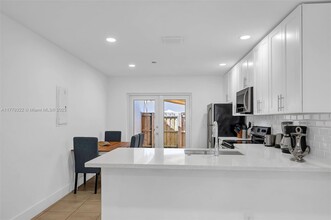 326 SW 14th St, Unit 3 in Dania Beach, FL - Foto de edificio - Building Photo