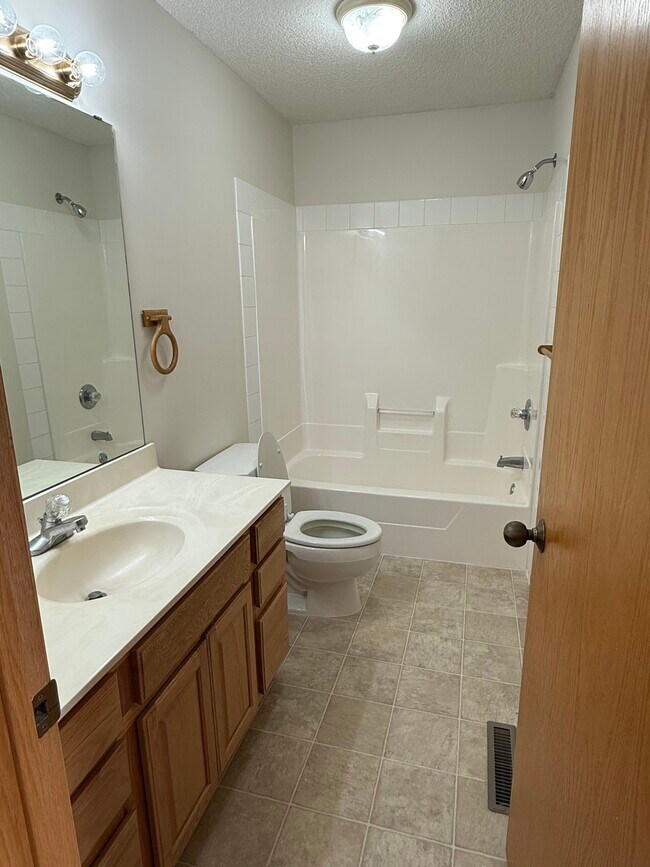 5293 Manchester Dr in Maple Plain, MN - Foto de edificio - Building Photo