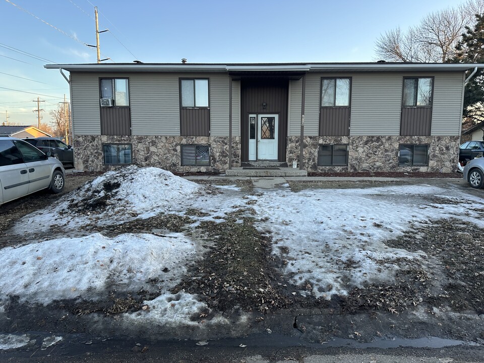 610 14th St NE, Unit 4plex in Jamestown, ND - Foto de edificio