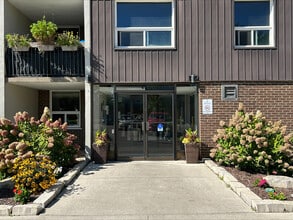 Campell Court Apartments in Stratford, ON - Building Photo - Building Photo