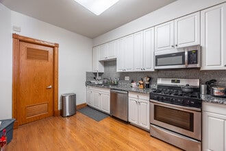 1162 W Grand Ave, Unit 4 in Chicago, IL - Building Photo - Building Photo