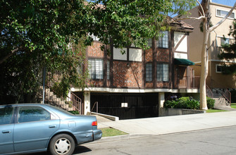 453 E Tujunga Ave in Burbank, CA - Building Photo - Building Photo