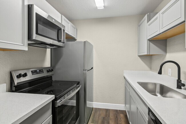 Dowlen Green Apartments in Beaumont, TX - Foto de edificio - Building Photo