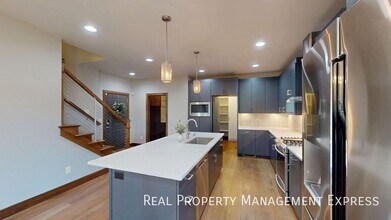 Beautiful 7 Bedroom 4 Bath Residence with in Sioux Falls, SD - Building Photo - Building Photo