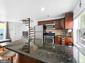 1006 Montrose St in Philadelphia, PA - Building Photo - Building Photo
