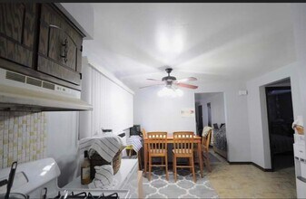 6225 W 64th Pl, Unit b in Chicago, IL - Foto de edificio - Building Photo