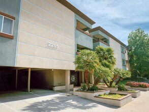 MO - 2255 Montrose Ave. in Montrose, CA - Building Photo - Building Photo