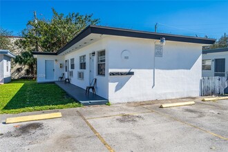 105 SW 5th Ct in Dania Beach, FL - Building Photo - Building Photo