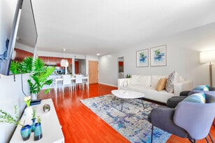 1 SE 12th St in Miami, FL - Building Photo