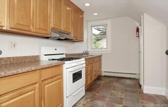 298 S Middletown Rd in Nanuet, NY - Building Photo - Building Photo