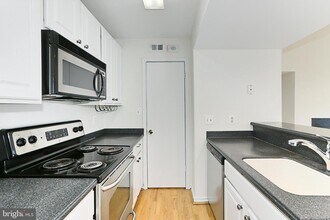 12162 Penderview Ln-Unit -1633 in Fairfax, VA - Building Photo - Building Photo