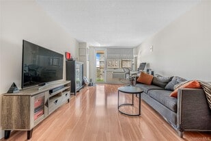 118-17 Union Tpke in Queens, NY - Building Photo