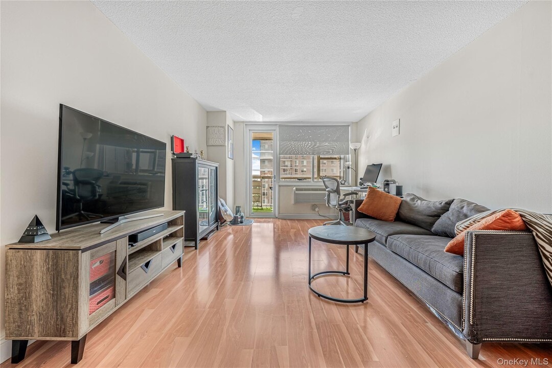 118-17 Union Tpke in Queens, NY - Building Photo