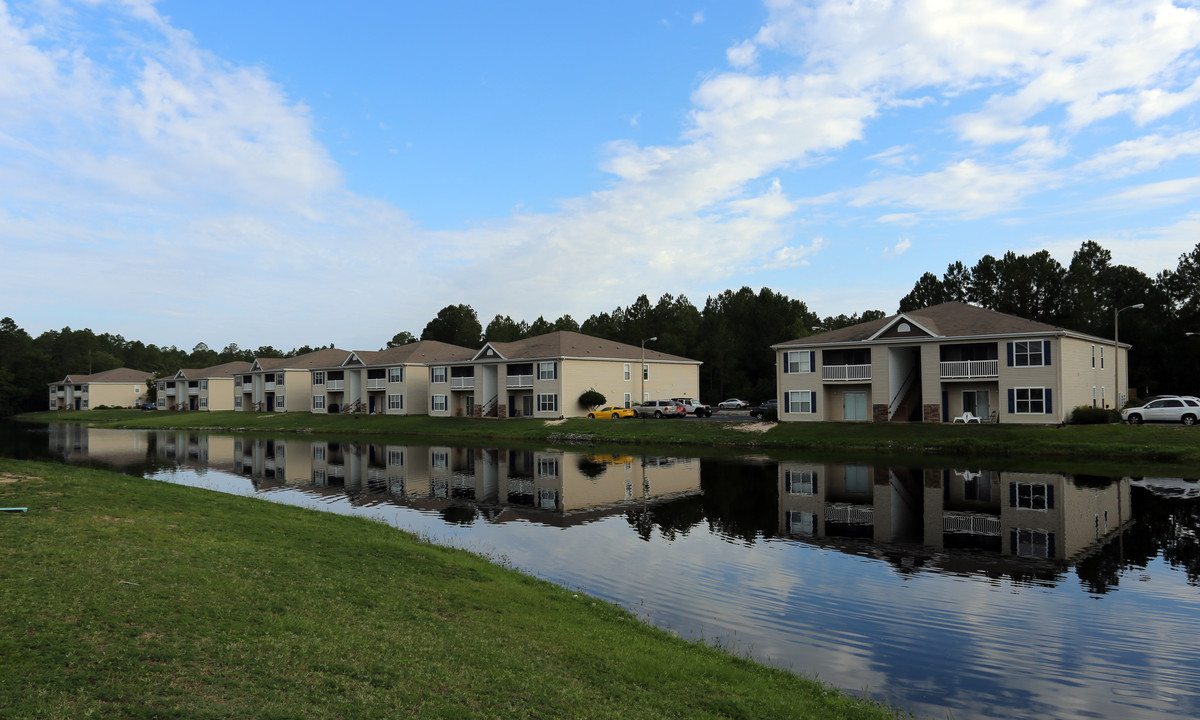 Crystal Lake in Pensacola, FL - Building Photo