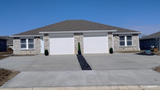 1505 Coventry Ct in Warrensburg, MO - Foto de edificio - Building Photo