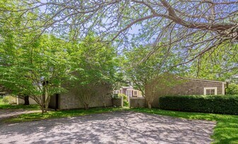 27 Horseshoe Dr N in East Hampton, NY - Building Photo