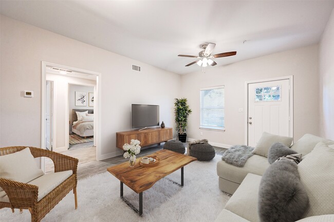 72 Burress St in Houston, TX - Foto de edificio - Building Photo