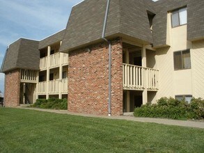 Hillsdale Apartments in Topeka, KS - Foto de edificio - Building Photo