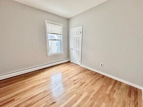 5 Buckley Ave, Unit #3 in Boston, MA - Foto de edificio - Building Photo