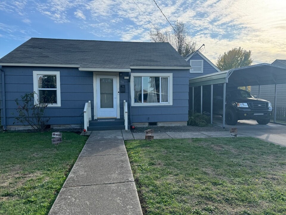 56 E Cedar St in Lebanon, OR - Building Photo