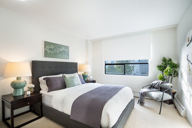 Shorewood Manor in West Vancouver, BC - Building Photo - Building Photo