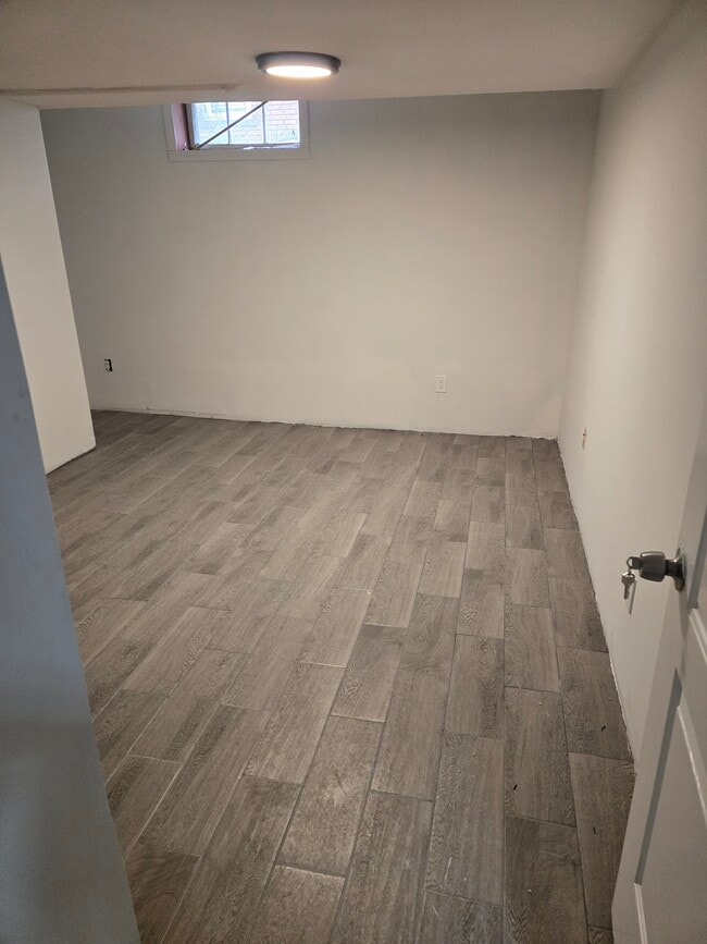 76 Mansfield St, Unit 76B-Basement in Hartford, CT - Foto de edificio - Building Photo