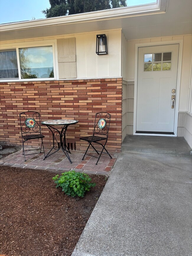558 Dennis Ln N in Keizer, OR - Foto de edificio - Building Photo