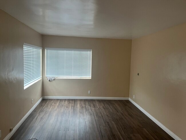 1423 W 106th St in Los Angeles, CA - Building Photo - Building Photo