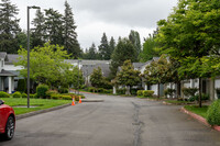 12215-12314 NE 109Th Way in Kirkland, WA - Foto de edificio - Building Photo