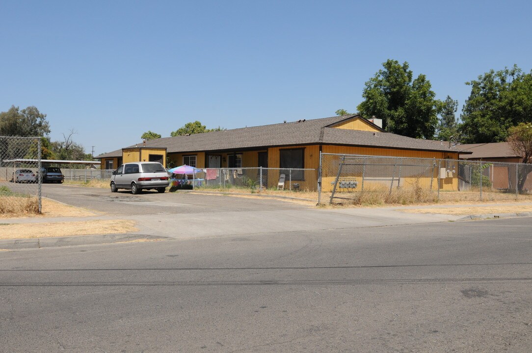 4133 E Hamilton Ave in Fresno, CA - Foto de edificio