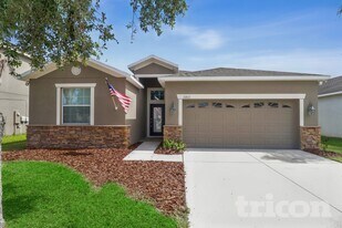 13811 Newport Shores Dr in Hudson, FL - Building Photo