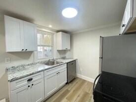 16 Avon St in Manchester, NH - Building Photo