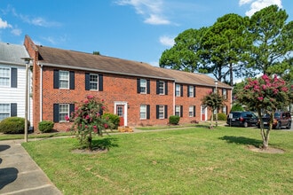 Gosnold Mews Apartments in Hampton, VA - Foto de edificio - Building Photo