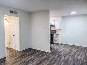 Avalon Apartments in Arlington, TX - Building Photo - Building Photo