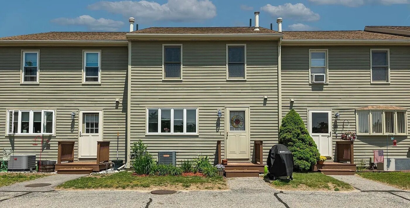 128 Newton Rd in Plaistow, NH - Building Photo