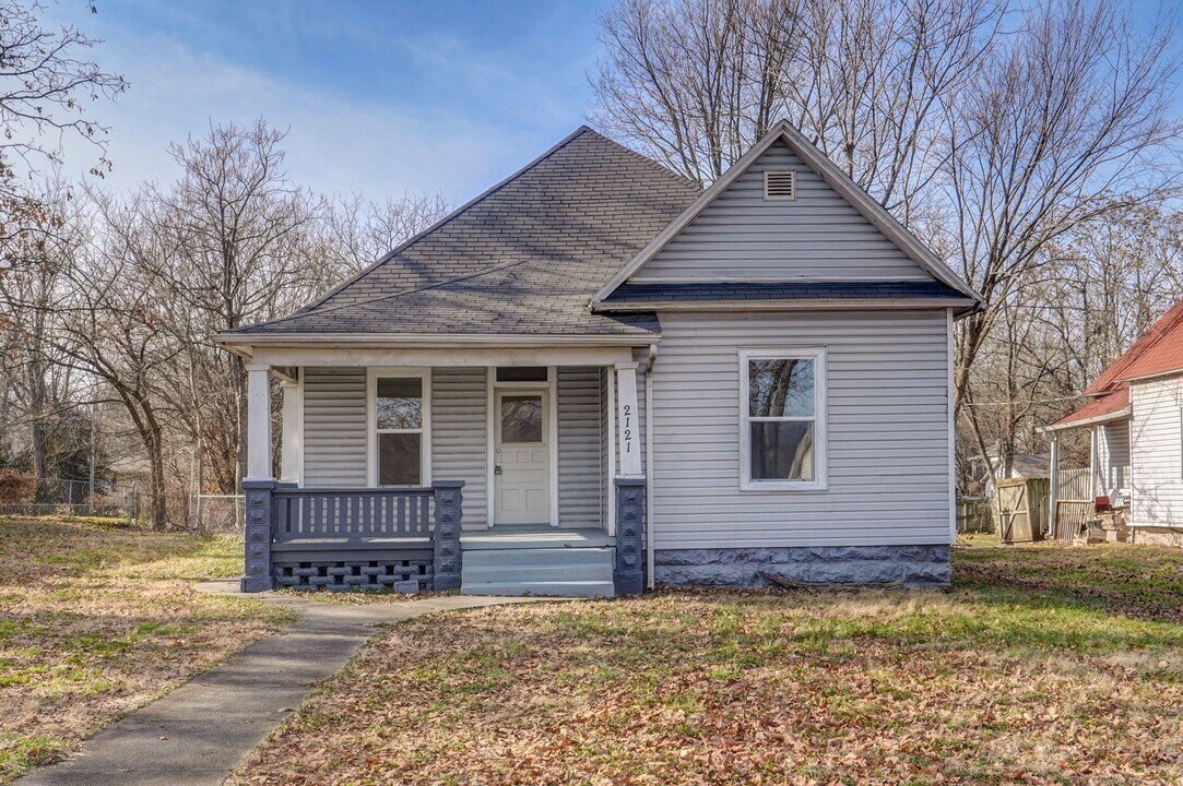 2121 N Benton Ave in Springfield, MO - Building Photo