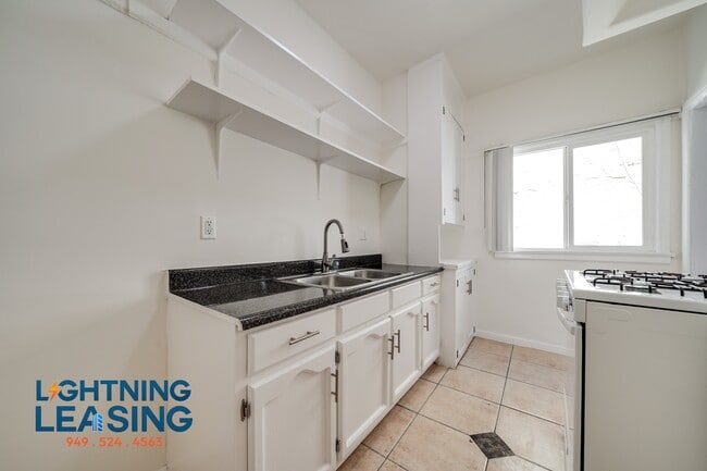 420-423 N Coronado St in Los Angeles, CA - Building Photo - Building Photo
