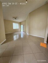 6992 SW 39th St in Davie, FL - Building Photo