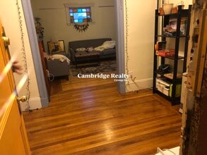 218 Harvard St, Unit 2B in Cambridge, MA - Foto de edificio - Building Photo