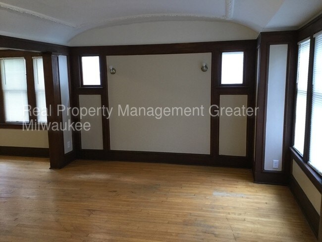 2562 N 37th St in Milwaukee, WI - Building Photo - Building Photo