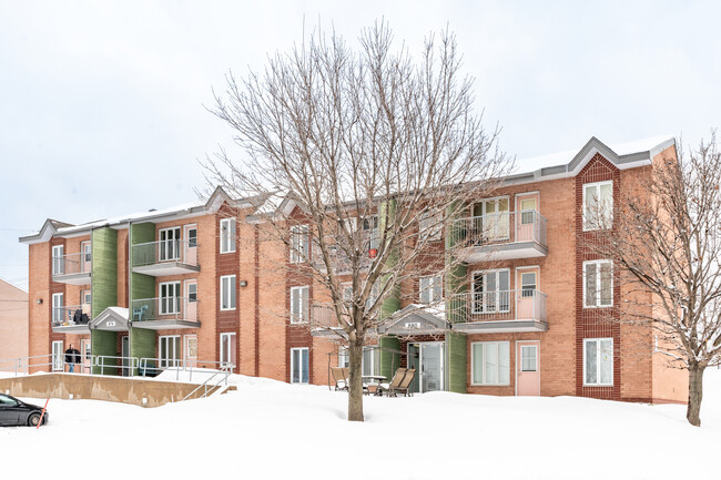 880 Saint-Omer St in Lévis, QC - Building Photo - Building Photo