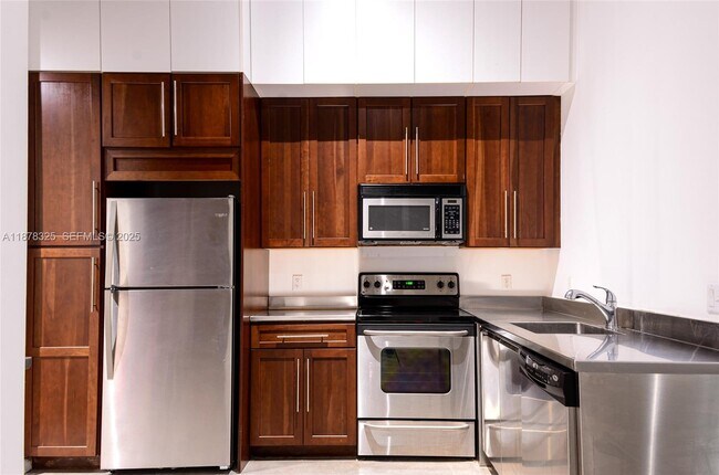 250 NW 23rd St in Miami, FL - Foto de edificio - Building Photo