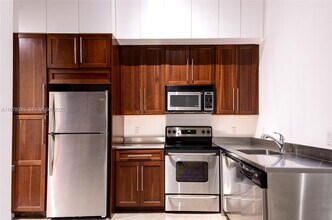 250 NW 23rd St in Miami, FL - Foto de edificio - Building Photo