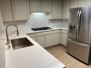 27 Tulip Ln in San Carlos, CA - Building Photo - Building Photo