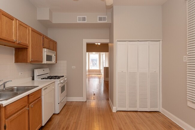 2024 W Augusta Blvd, Unit 1 in Chicago, IL - Building Photo - Building Photo