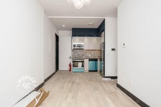 923 Broadway, Unit 4A in Brooklyn, NY - Foto de edificio - Building Photo